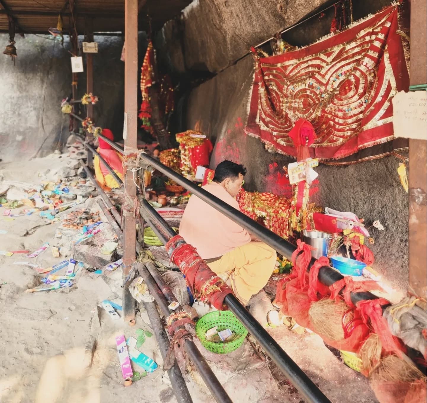 Seraikela Kharsawan News : 320 फीट ऊंची पहाड़ी पर नंगे पांव चढ़ पूजा करेंगे श्रद्धालु