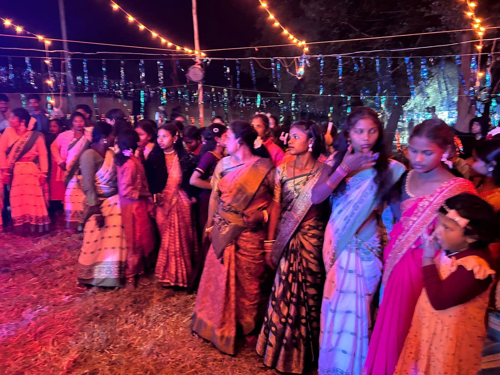 Chaibasa News : लोकगीतों से जीवंत हुई संस्कृति प्रकृति को बचाने का दिया संदेश