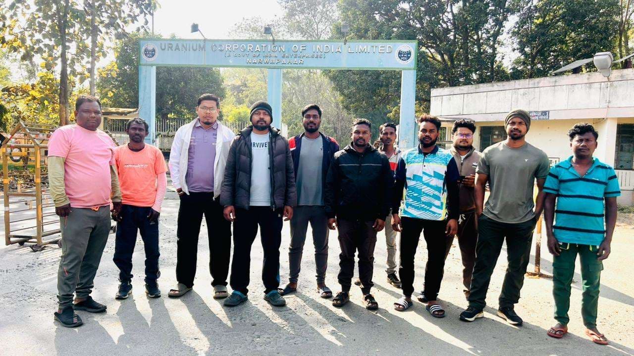 East Singhbhum News : पीढ़ी दर पीढ़ी नौकरी की मांग पर अड़े विस्थापित, अयस्क ढुलाई प्रभावित