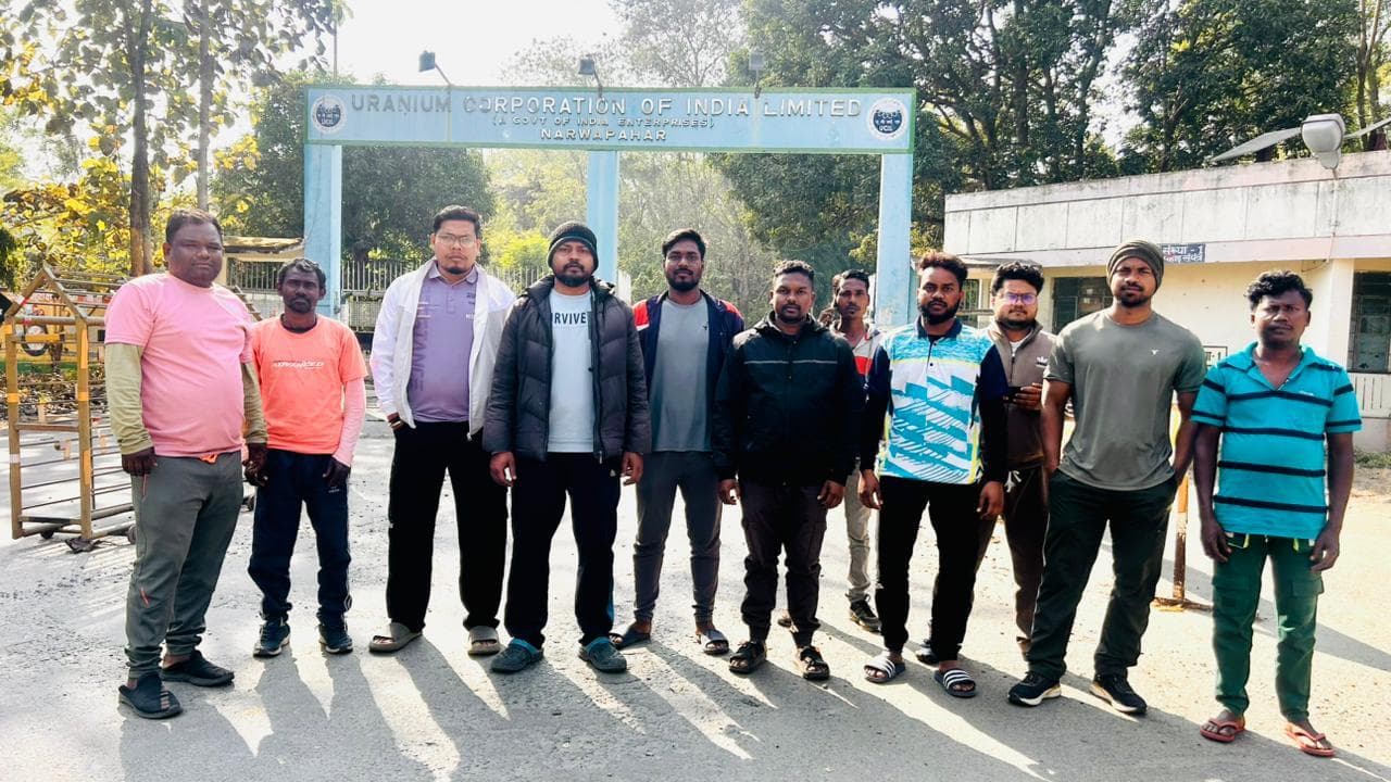 East Singhbhum News : पीढ़ी दर पीढ़ी नौकरी की मांग पर अड़े विस्थापित, अयस्क ढुलाई प्रभावित