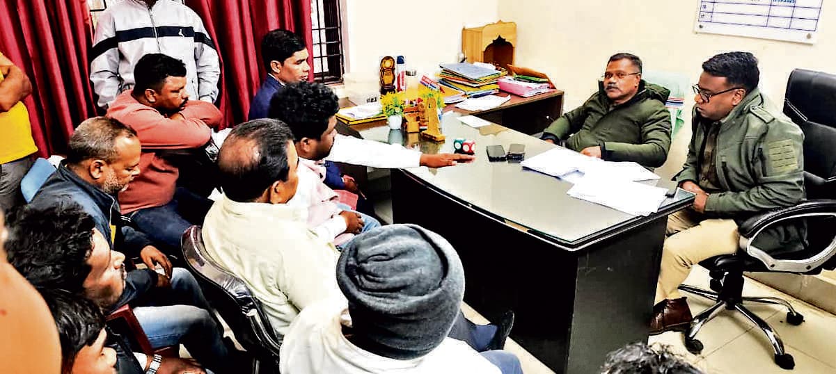 East Singhbhum News : पुतड़ू के ग्रामीण पहुंचे गालूडीह थाना, कई तथ्य सौंपकर कार्रवाई की मांग की