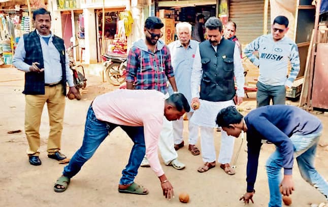 East Singhbhum News : परंपरा के आगे महंगाई हारी, खेली गयी नारियल लड़ाई