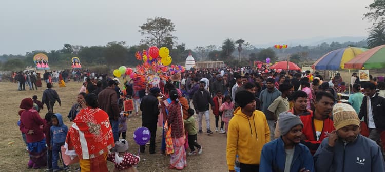 East Singhbhum News : संस्कृति की साक्षी बना टुसू मेला बहुरुपियों ने किया पारंपरिक नृत्य