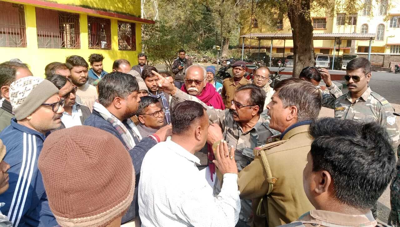 Dhanbad News: बीसीकेयू ने किया चिरकुंडा थाना घेराव, थानेदार से नोकझोंक