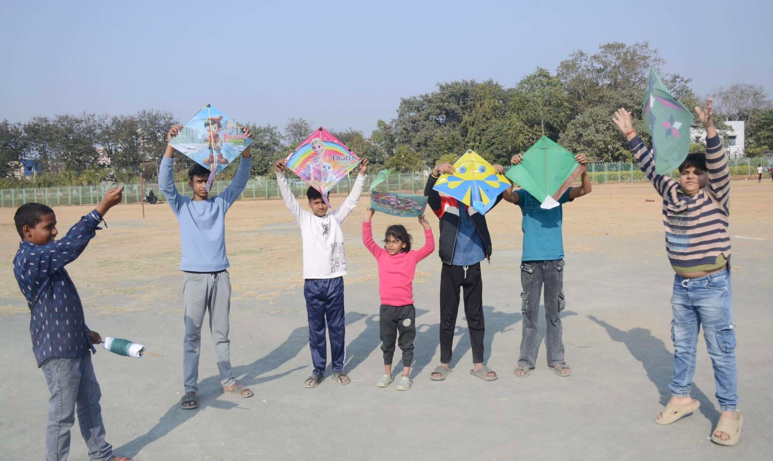 Dhanbad News: मकर संक्रांति पर लोगों ने लगायी श्रद्धा की डूबकी, किया दान-पुण्य