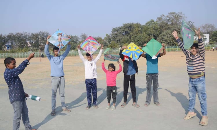 Dhanbad News: मकर संक्रांति पर लोगों ने लगायी श्रद्धा की डूबकी, किया दान-पुण्य