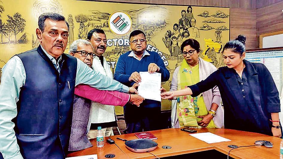 सीइओ से मिला तृणमूल कांग्रेस का प्रतिनिधिमंडल, सौंपा ज्ञापन