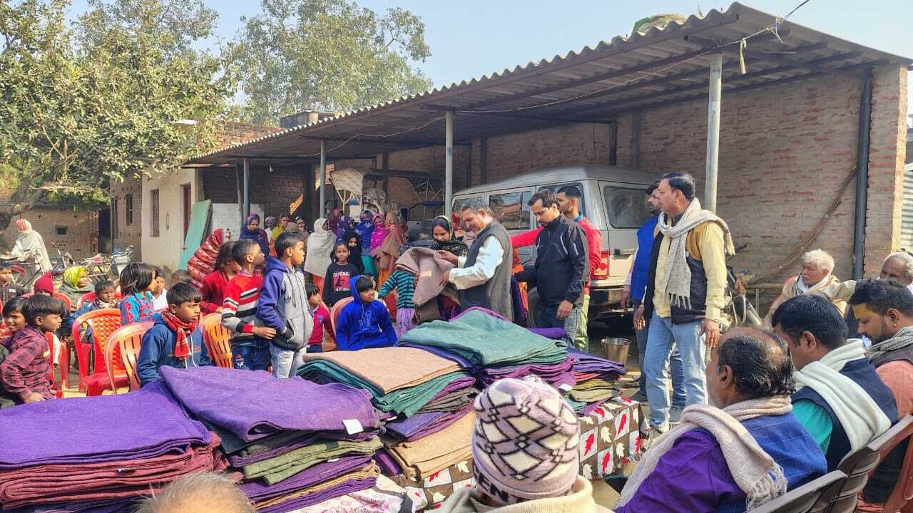 मकर संक्रांति पर कंबल वितरण और खिचड़ी भोज का आयोजन