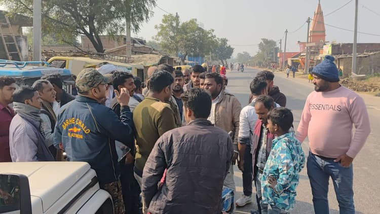 भुआलपुर के पास इ-रिक्शा व बाइक में टक्कर, युवक घायल