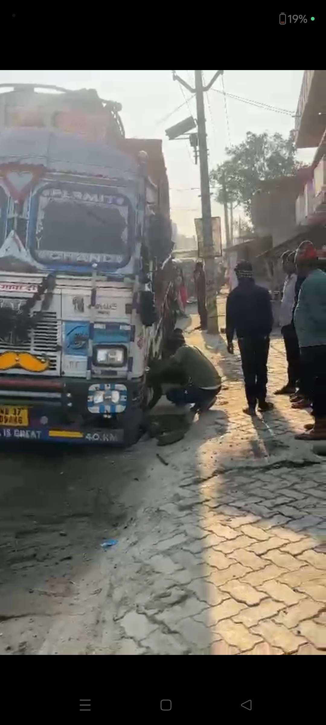 नाले में लोडेड ट्रैक फंस, सड़क  जाम