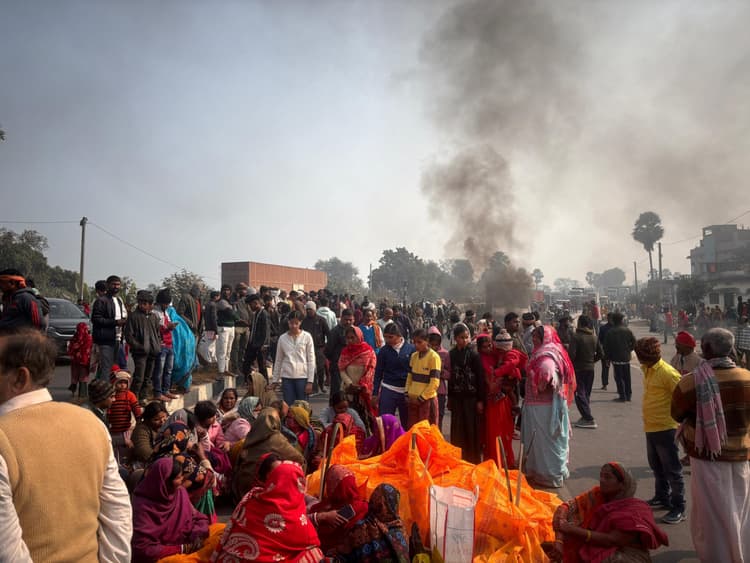 hajipur news. करेंट लगने से युवक की मौत के बाद परिजनों से शव रख जाम की सड़क