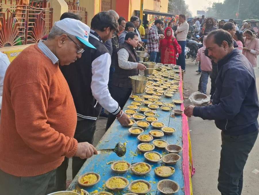 मकरसंक्रांति पर खिचड़ी महाप्रसाद का किया गया वितरण