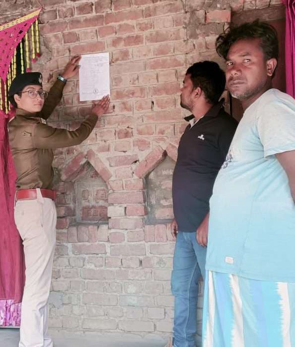 दुष्कर्म के आरोपी के घर पुलिस ने चिपकाया इश्तेहार