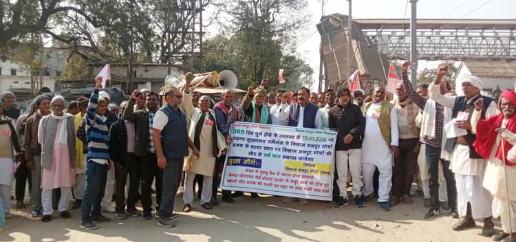 नहर  से पानी की मांग को लेकर धरने पर बैठे लोगों ने मनाया वर्षगांठ