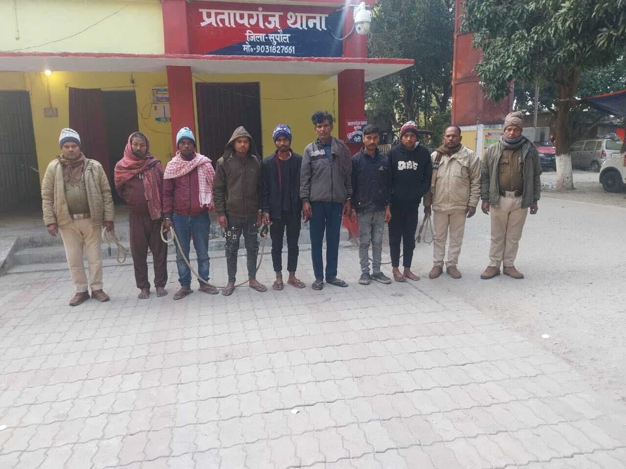 छापेमारी करने गयी उत्पाद टीम पर ग्रामीणों ने किया हमला