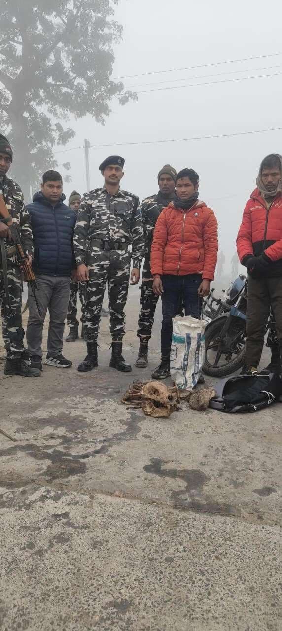 भालू की हड्डियों के साथ दो तस्कर गिरफ्तार