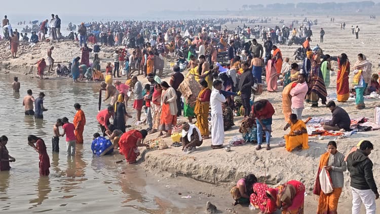 मकर संक्रांति पर श्रद्धालुओं ने गंगा नदी में लगायी आस्था की डुबकी