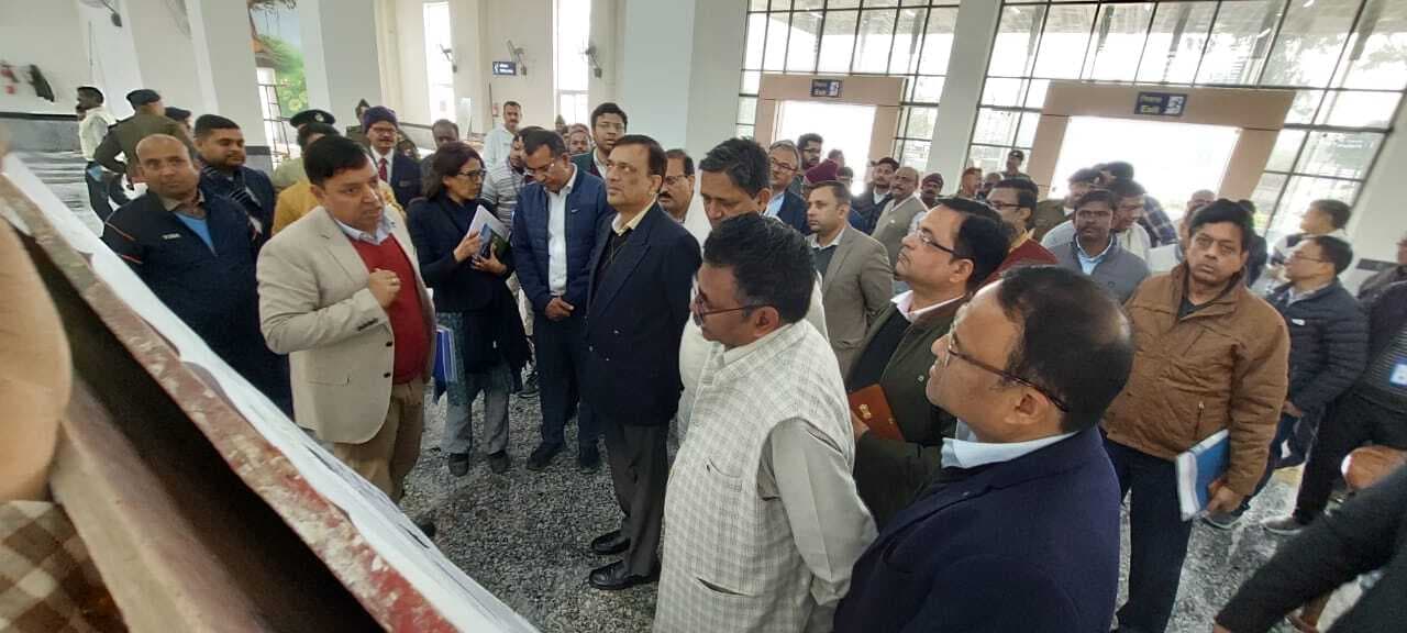 अधिकारियों को ईमानदारी से काम करने का दिया निर्देश