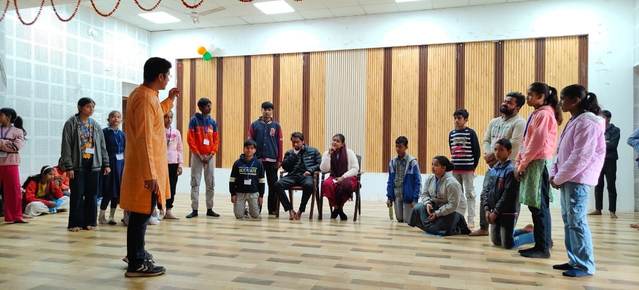 नाट्य कार्यशाला में मना मकर संक्रांति का उत्सव, बच्चों ने लिया दही-चूड़ा का आनंद