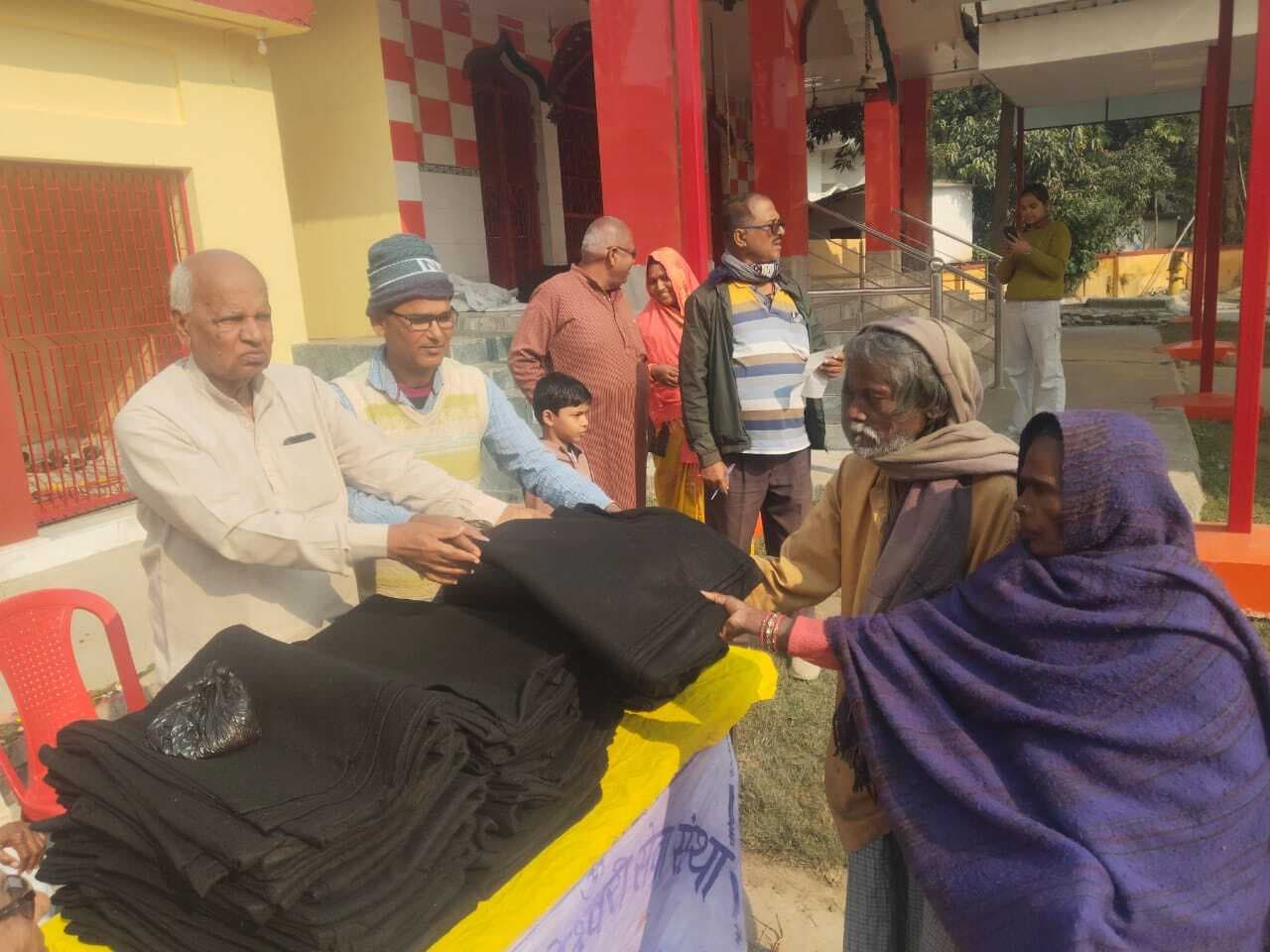 हिंदू जागरण मंच के अध्यक्ष ने कंबल, चूड़ा-गुड़ का किया वितरण