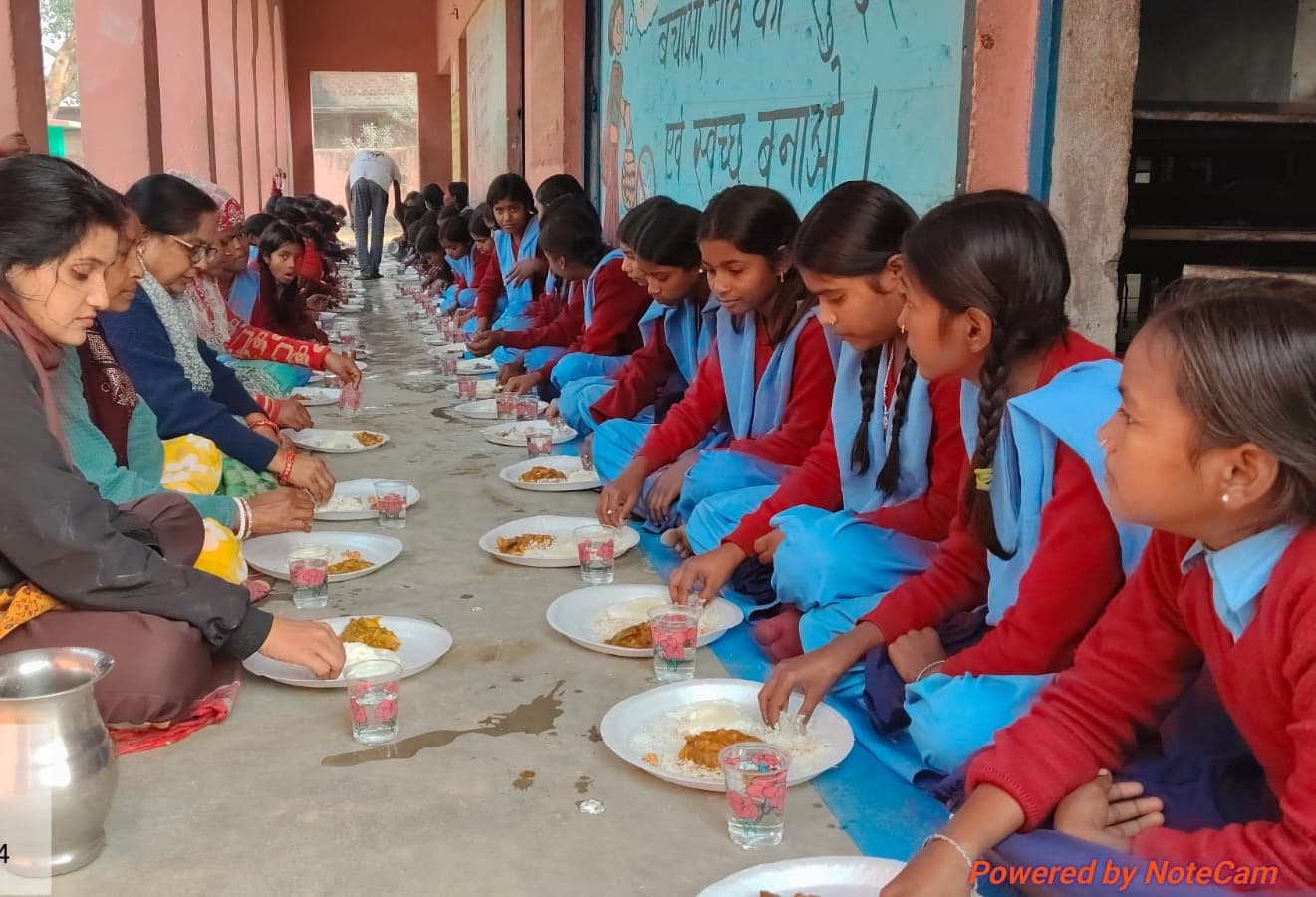 एक साथ तिथि भोजन में बच्चों ने उठाया दही-चूड़ा का आनंद