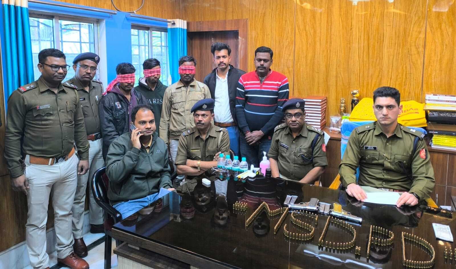 बहरामपुर में आग्नेयास्त्र व विदेशी नोट जब्त, तीन गिरफ्तार