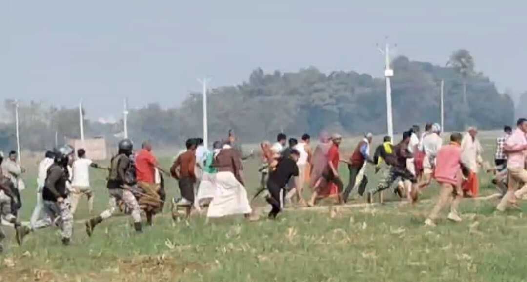 चैनपुरा गांव में बिजली टावर लगाने का विरोध कर रहे ग्रामीणों पर लाठीचार्ज