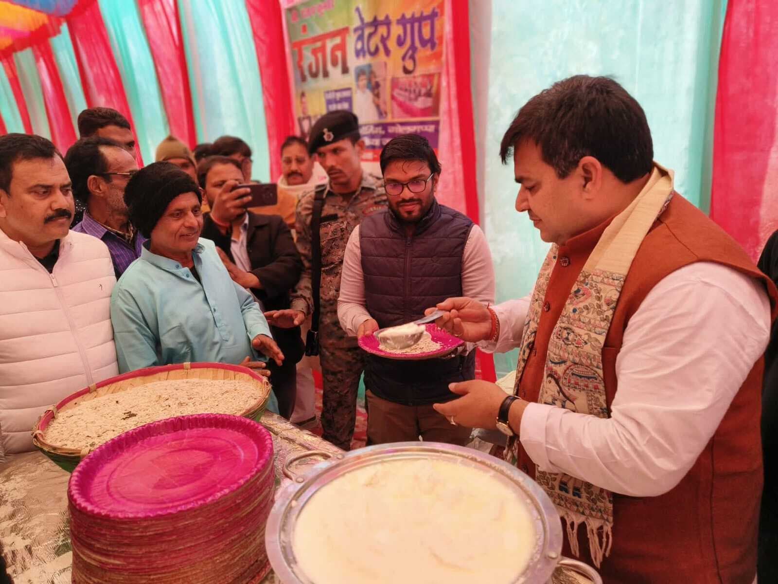 मकर संक्रांति पर बरौली विधायक ने दिया भोज