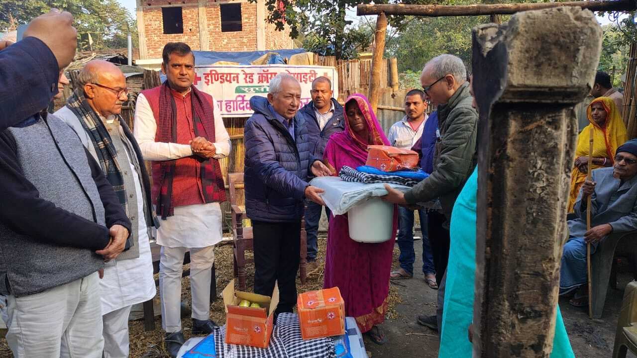 तीन अग्निकांड पीड़ितों को रेड क्रॉस ने दी राहत सामग्री