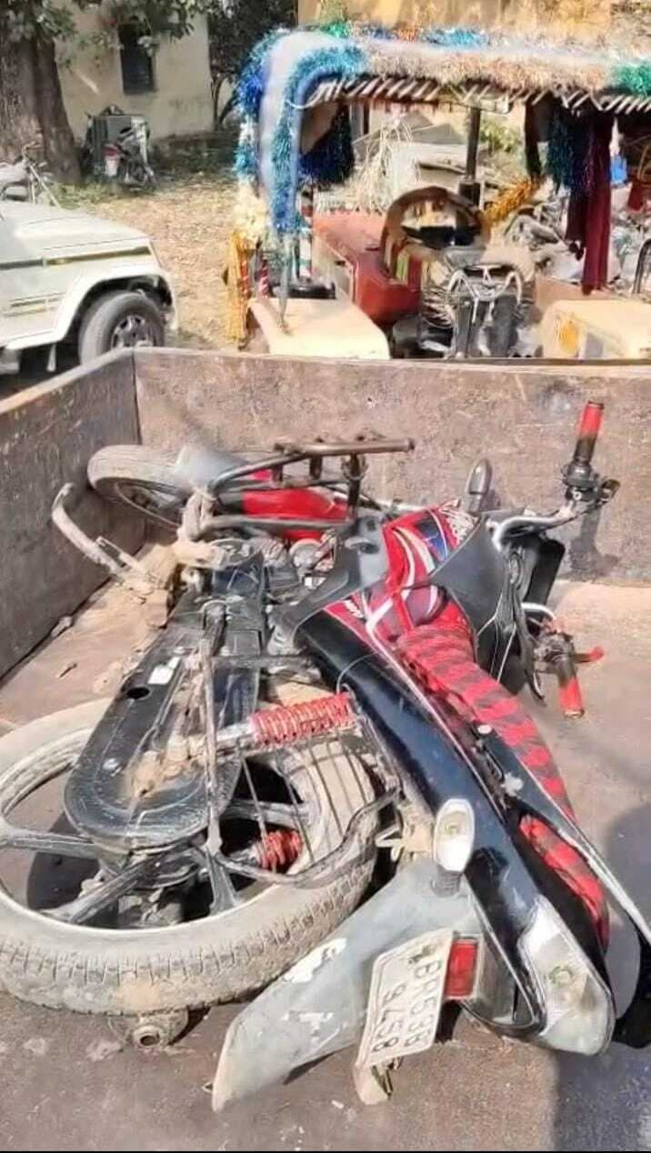 ट्रैक्टर व बाइक में टक्कर, बाइक सवार एक की मौत, दो गंभीर