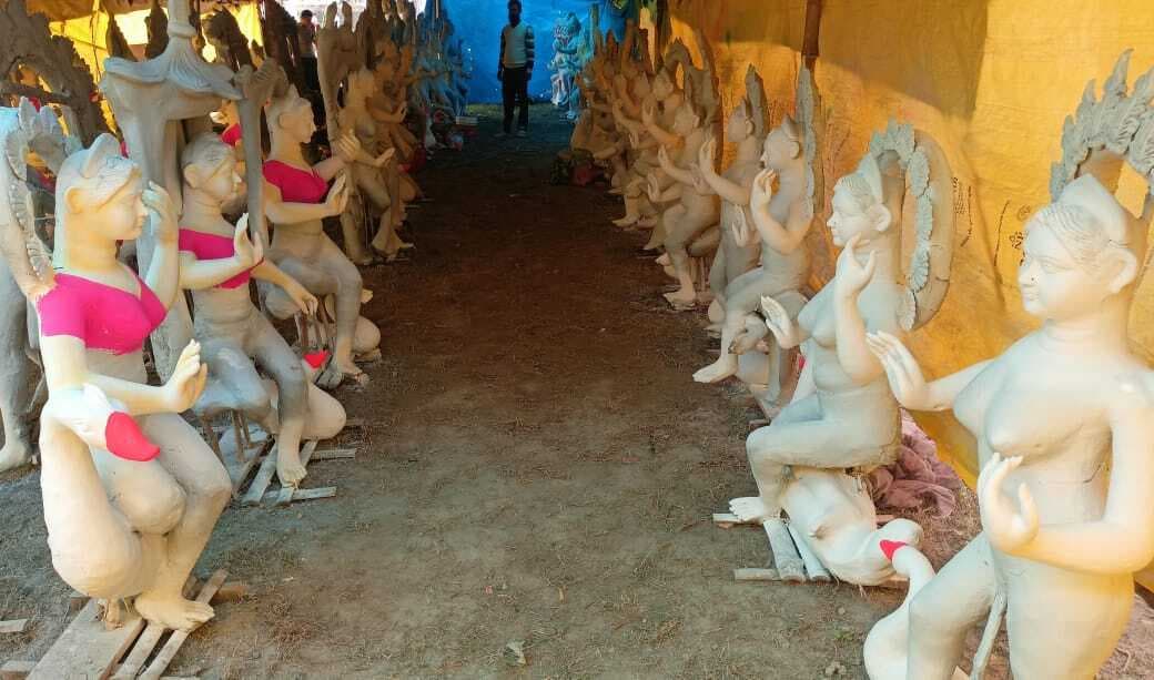 सिरसा सर्वोदय टोला में सरस्वती पूजा की तैयारी तेज, मूर्तिकारी बनी आजीविका