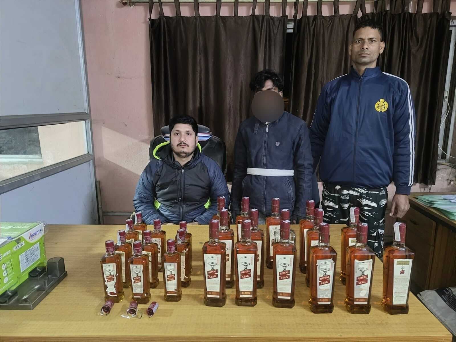 हरदिया डैम के पास विदेशी शराब के साथ बाइक सवार किशोर गिरफ्तार