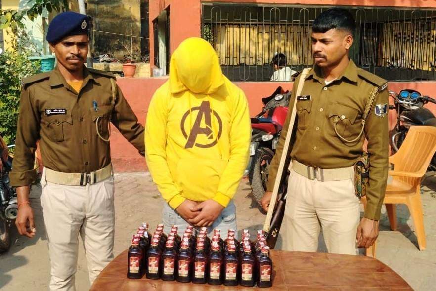बर्तन दुकान से चल रहा था शराब का धंधा, दुकानदार गिरफ्तार