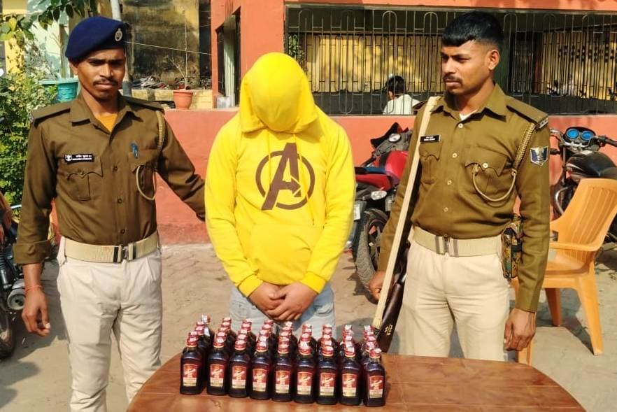 बर्तन दुकान से चल रहा था शराब का धंधा, दुकानदार गिरफ्तार