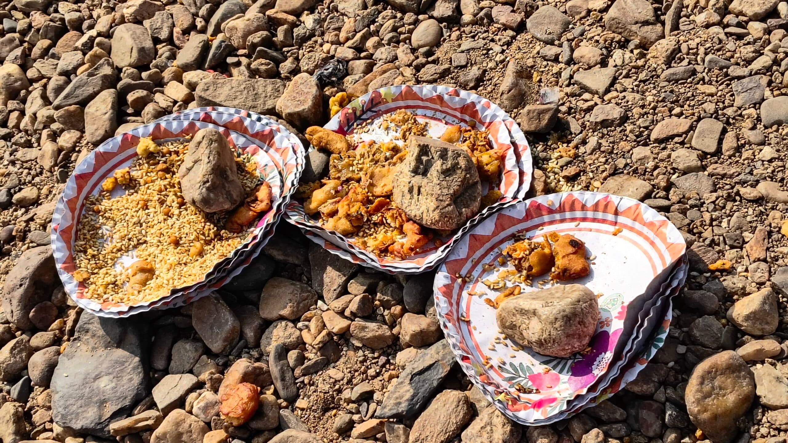 ओके :::: मेले के बाद नदी के  किनारे गंदगी छोड़ गये लोग