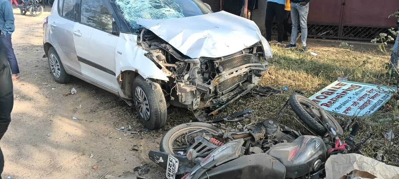 सड़क दुर्घटना में बाइक सवार दंपती घायल