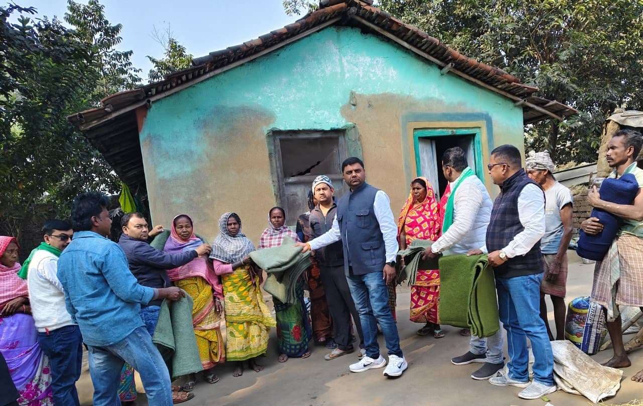 झामुमो ने अमड़ापाड़ा में जरूरतमंदों के बीच बांटे कंबल