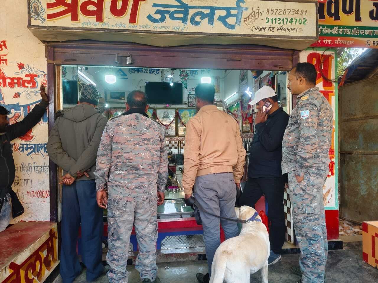 लीड : दीवार काट कर तीन लाख के आभूषणों को ले उड़े चोर