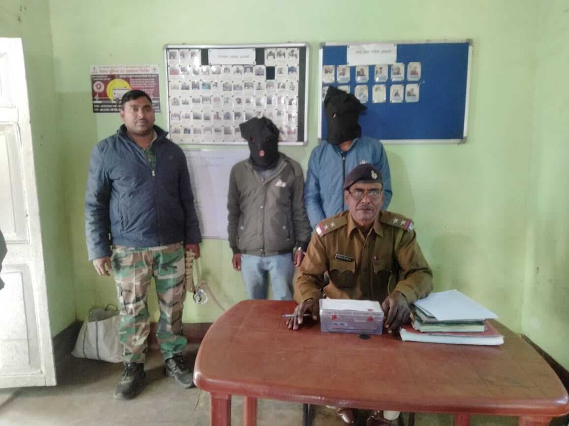Deoghar News : कैशबैक का लालच देकर साइबर ठगी करने वाले दो आरोपित गिरफ्तार
