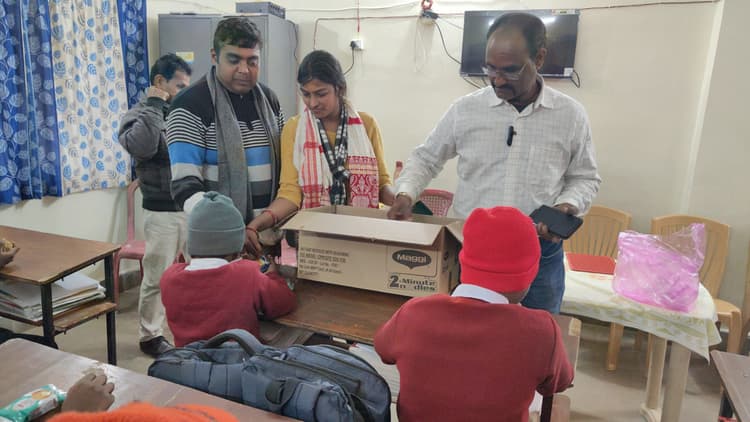 रोटी बैंक ने नेत्रहीन विद्यार्थियों में दही-चूड़ा का किया वितरण