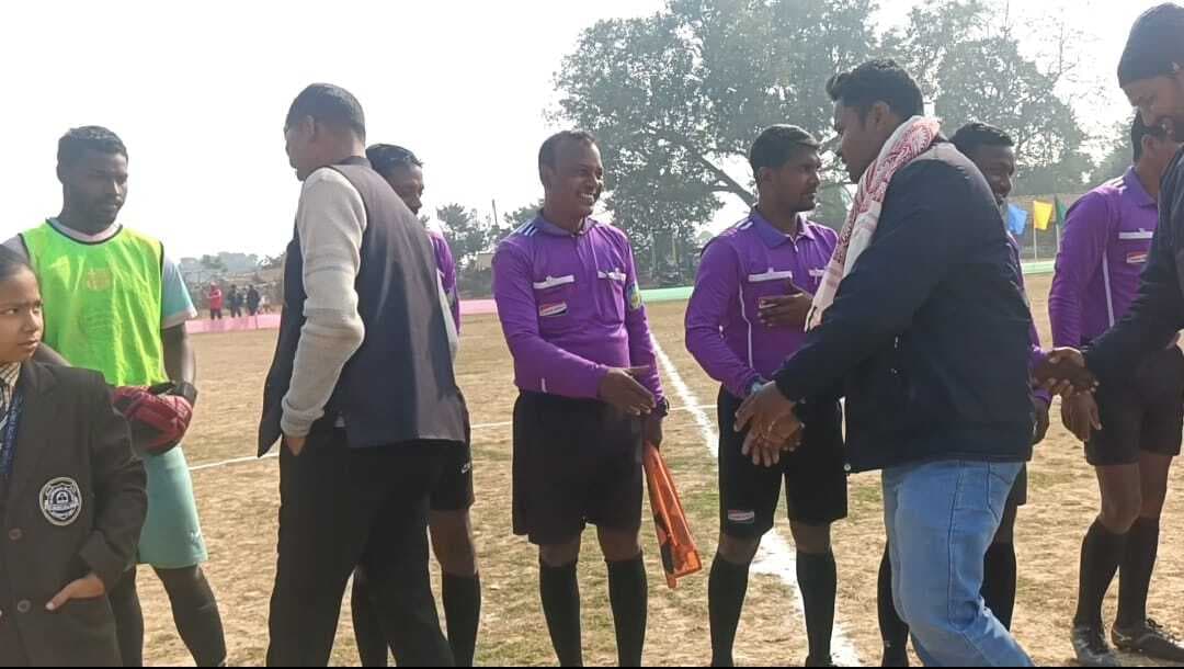 ढाटापाड़ा में आयोजित फुटबॉल टूर्नामेंट के उद्घाटन मैच में एफसी म्यूसिक मुमेंट विजयी