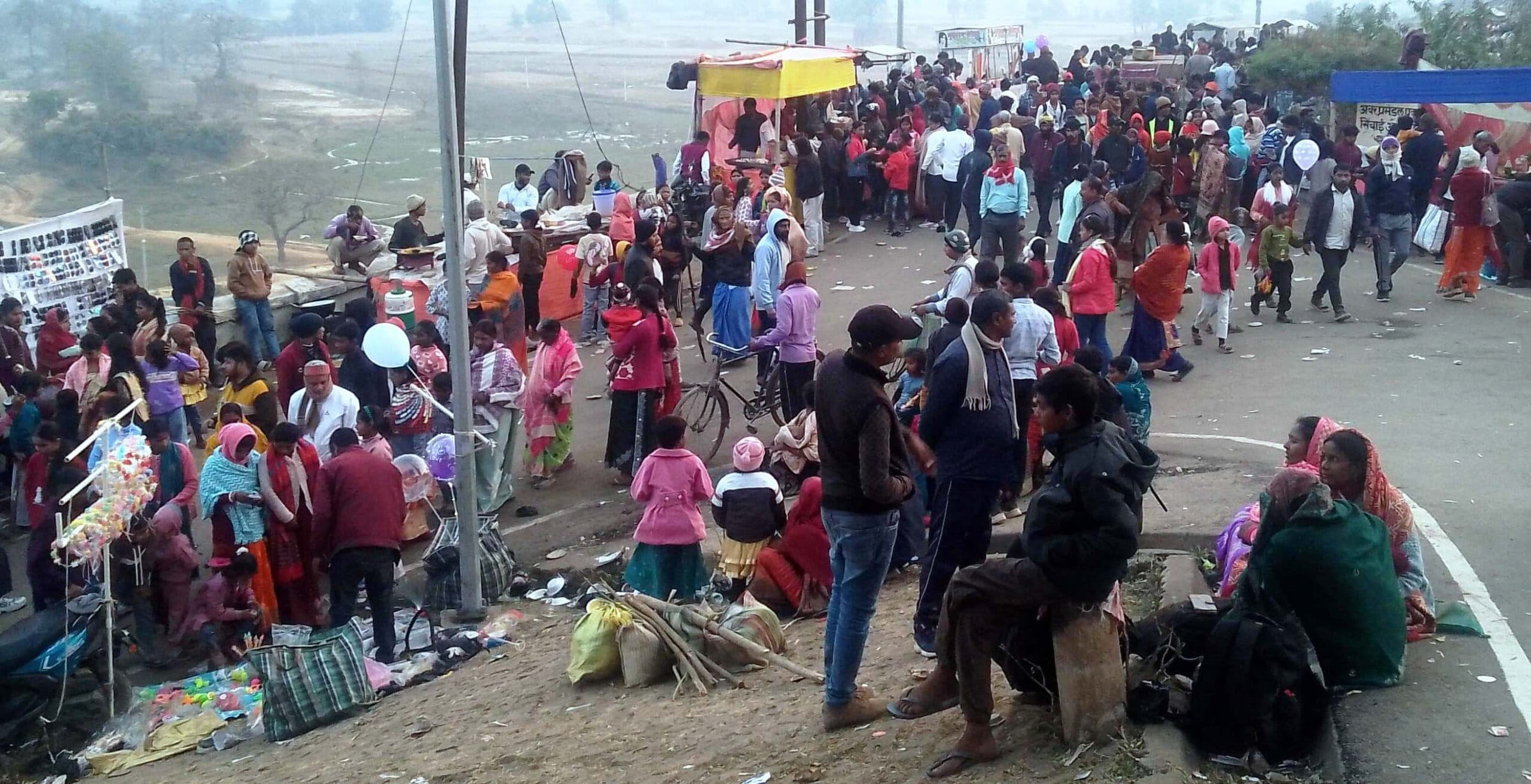 खड़गपुर झील में वोटिंग सेवा बंद रहने से सैलानी मायूस, पिकनिक का लिया आनंद