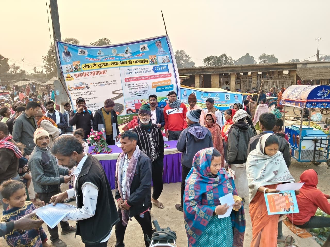 एमवीआइ ने दी सड़क सुरक्षा योद्धा व राहवीर योजना की जानकारी