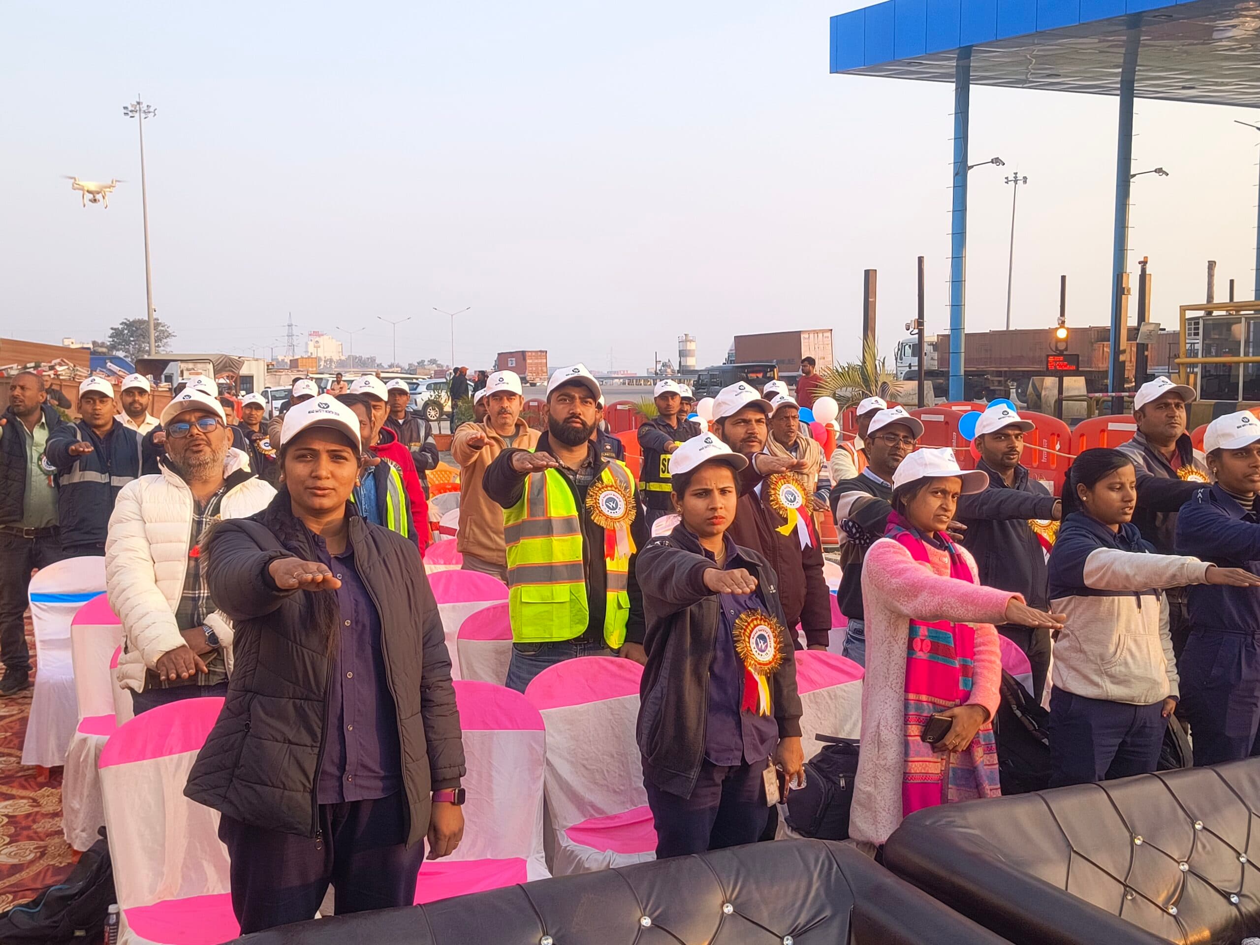 वाहन चालकों व यात्रियों को सड़क सुरक्षा नियमों का पालन करने को दिलायी शपथ