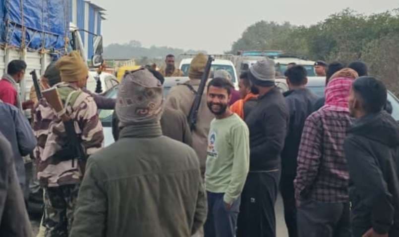 कार की टक्कर से बाइक सवार पिता-पुत्र समेत तीन घायल, सड़क जाम