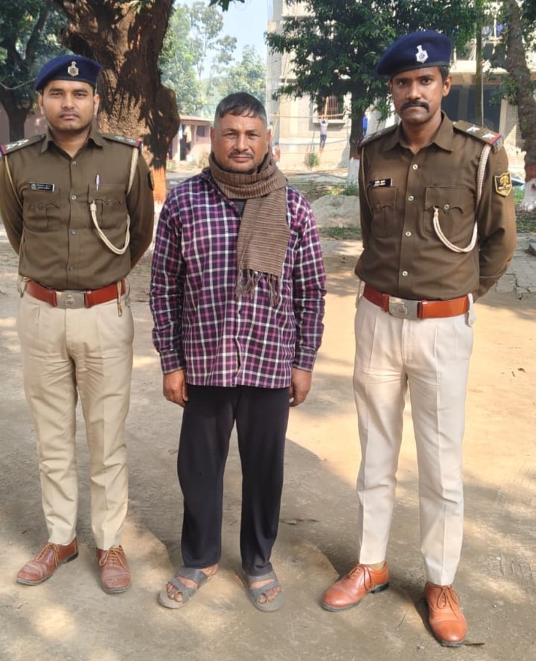 ऑयल टैंकर से 76.500 लीटर विदेशी शराब जब्त