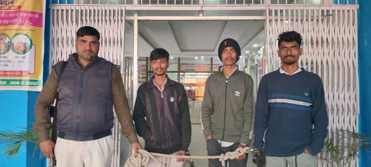 चोरी की बाइक के साथ पुलिस ने तीन युवक को किया गिरफ्तार, भेजा जेल