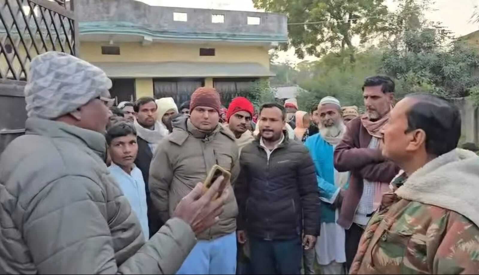 शादी में गया था परिवार, पीछे से चोरों ने साफ कर दिया घर, तीन भाइयों के कमरों से लाखों की लूट