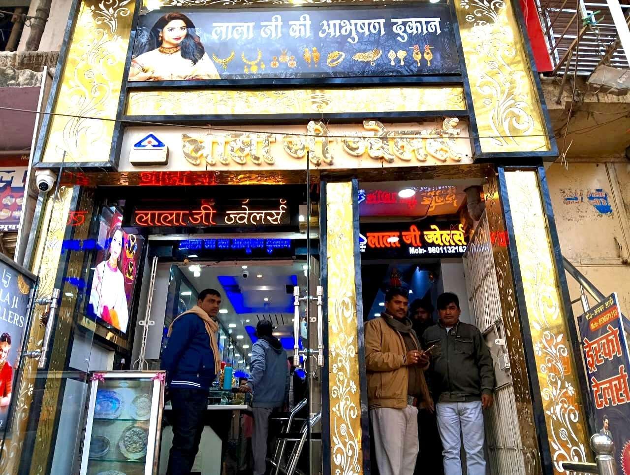 पिछला दरवाजा तोड़ा कर मार्केट में घुसे पांच चोर, टॉर्च की रोशनी देखकर हुए फरार