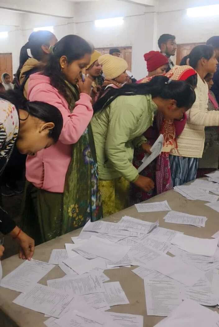 आरबी कॉलेज में परीक्षा के प्रश्न पत्र जमीन पर गिरे मिले